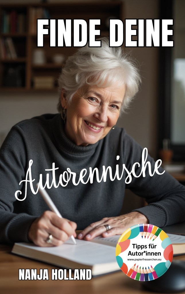 Eine lächelnde ältere Frau mit grauen Haaren sitzt an einem Tisch und schreibt in ein Notizbuch. Im Hintergrund sind Bücherregale sichtbar. Der Text auf dem Bild lautet: "Finde deine Autorennische".